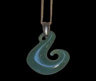 jewels-necklace-pendant_green_stone jewels-necklace-pendant_green_stone