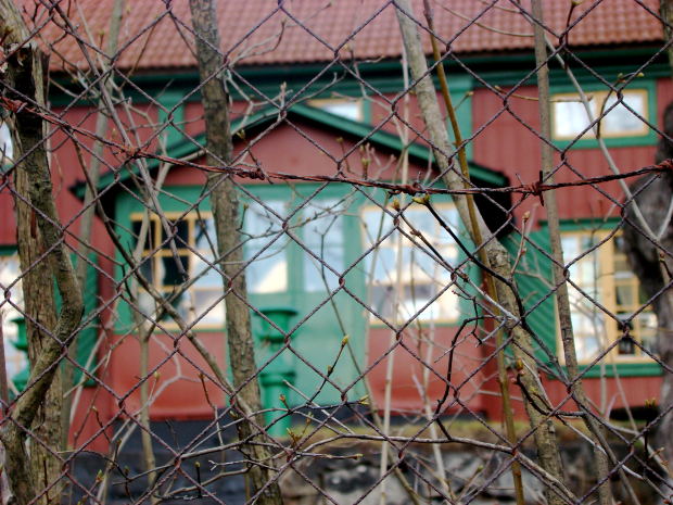 green-red-old-house