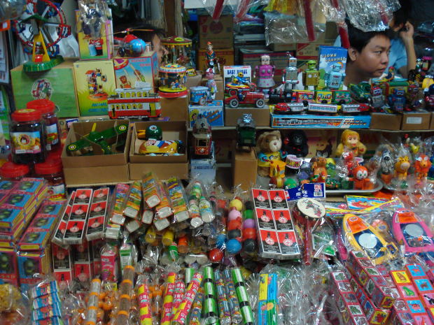 Read Funny Hindi Poem Toys-shop-chinese